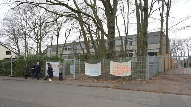 Verbundschule Mitte in Refrath - Mohnweg, Ecke Ginsterweg
Baustelle und Notsammelplatz auf dem Sportplatz der gegenüberliegenden Schule
