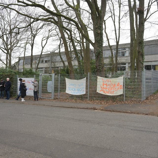 Verbundschule Mitte in Refrath - Mohnweg, Ecke Ginsterweg
Baustelle und Notsammelplatz auf dem Sportplatz der gegenüberliegenden Schule
