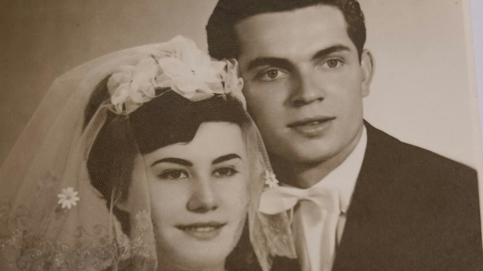 Ein altes Hochzeitsfoto in Schwarz-Weiß.
