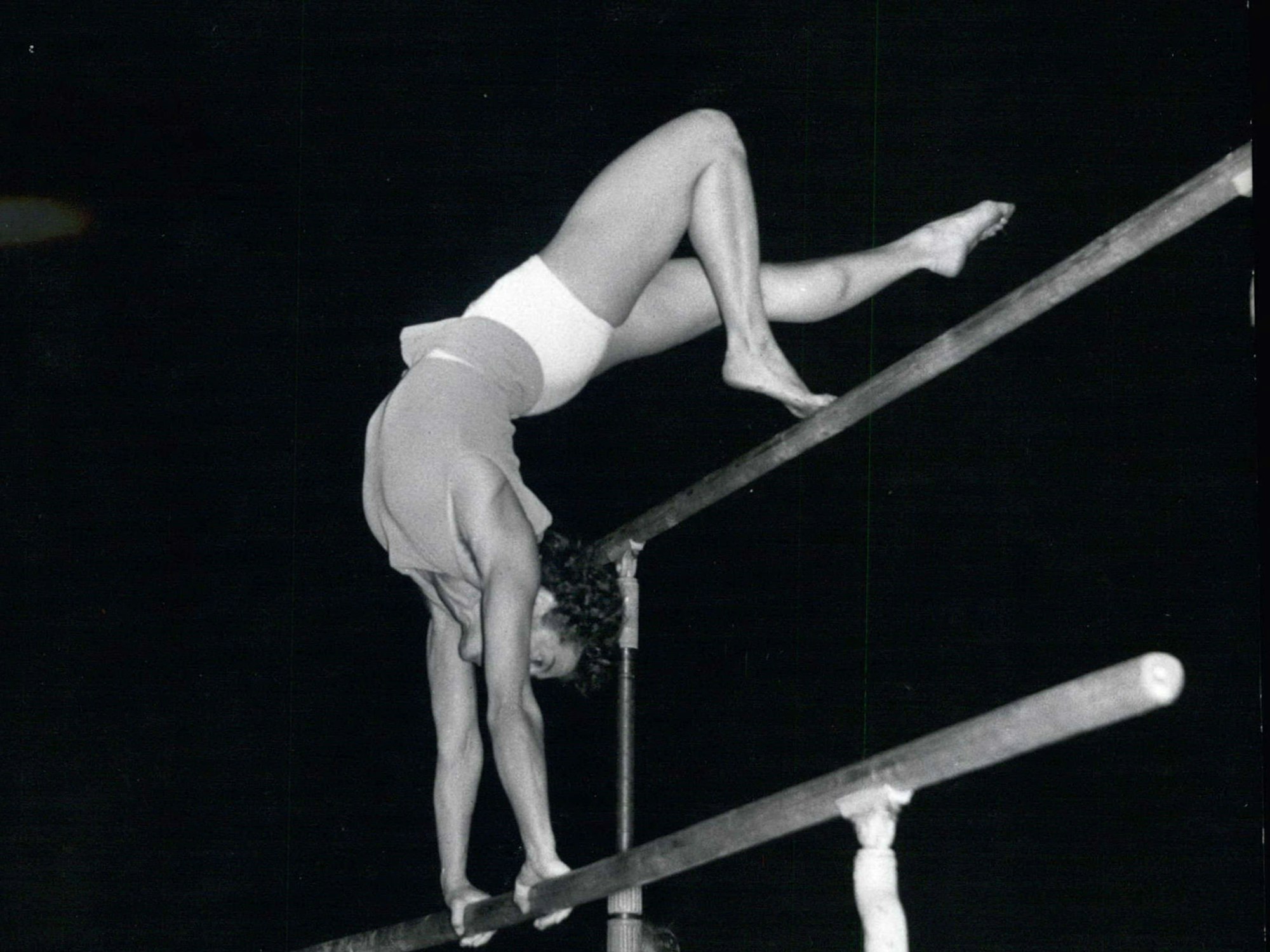 Agnes Keleti auf dem Stufenbarren.
