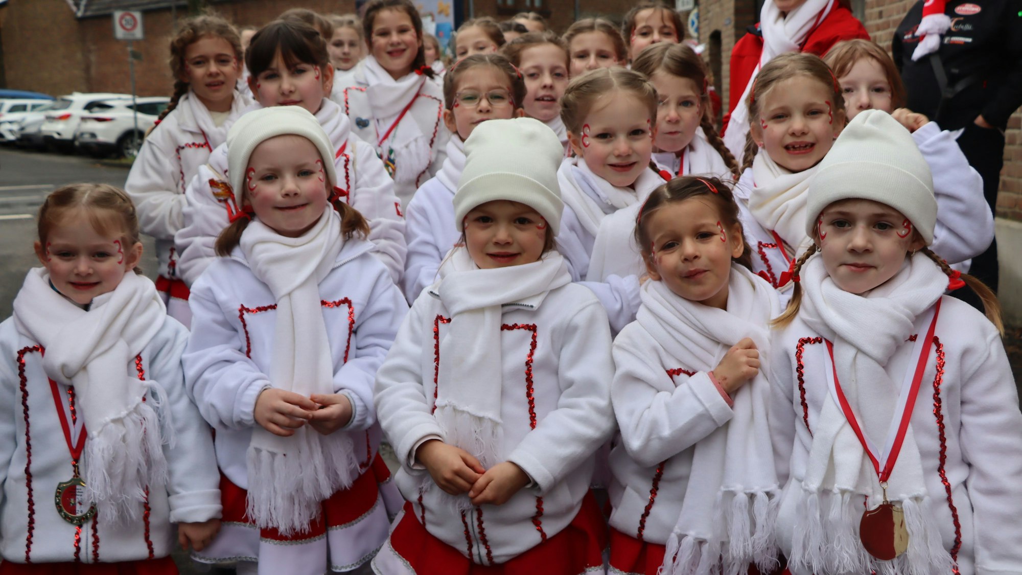 Der jecke Nachwuchs des Rösberger-Hemmericher Karnevals, das sind die Kinder wie hier die „Leckeren Mäus'chen“, die der Prinzessin voraus im Zug mitgingen.