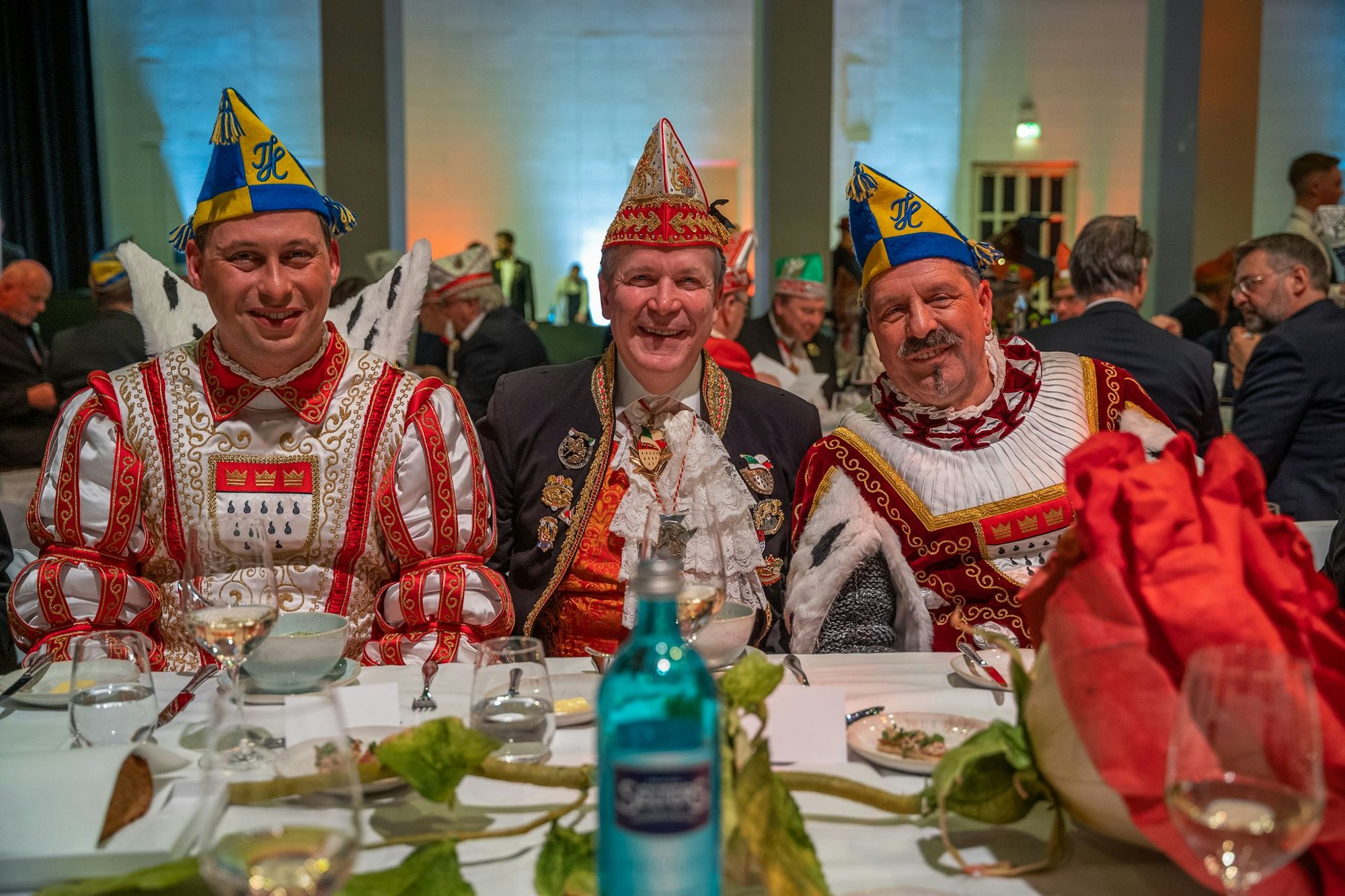 Prinz Sascha I., FK-Präsident Christoph Kuckelkorn und Bauer Werner schmeckt die Kartoffelsuppe.