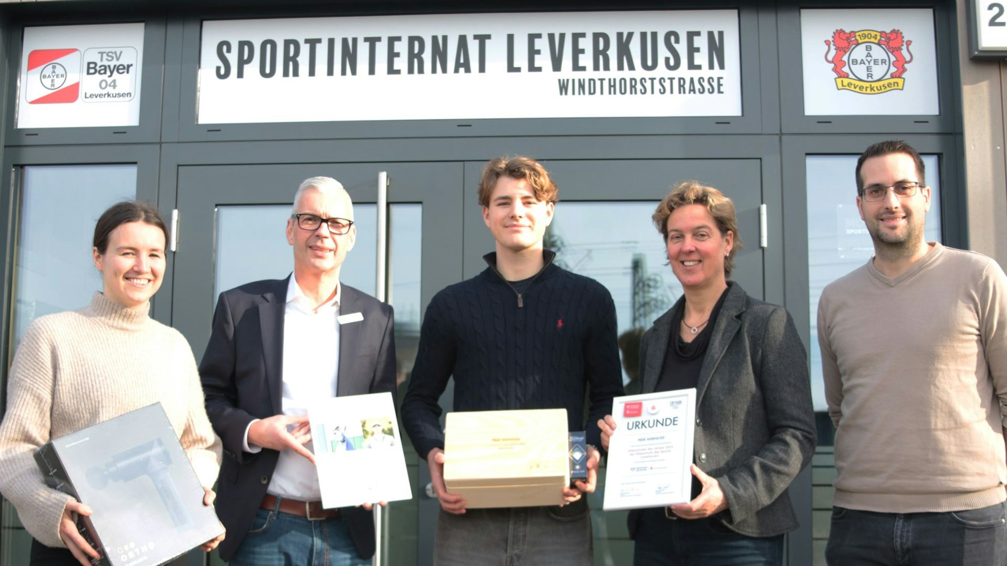 Der „Eliteschüler des Jahres 2023“: Peer Wernicke (Mitte) mit Luca Marre, Dierk Hedwig, Steffi Nerius und Marco Walther (v.l.).
