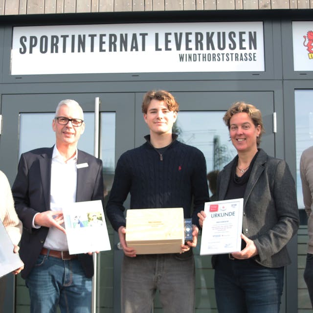 Der „Eliteschüler des Jahres 2023“: Peer Wernicke (Mitte) mit Luca Marre, Dierk Hedwig, Steffi Nerius und Marco Walther (v.l.).