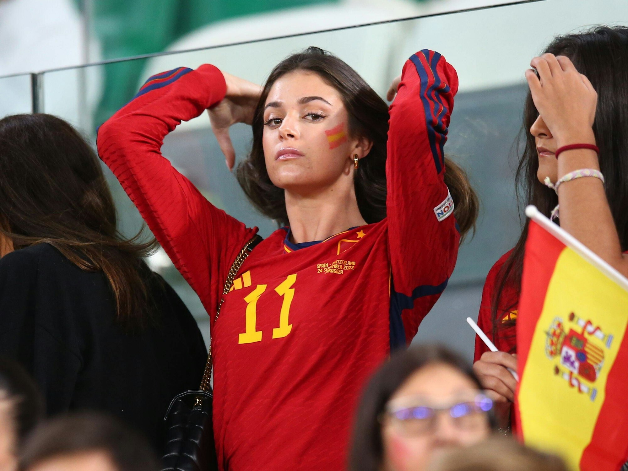 Sira Martinez auf der Tribüne bei der Fußball-WM 2022.