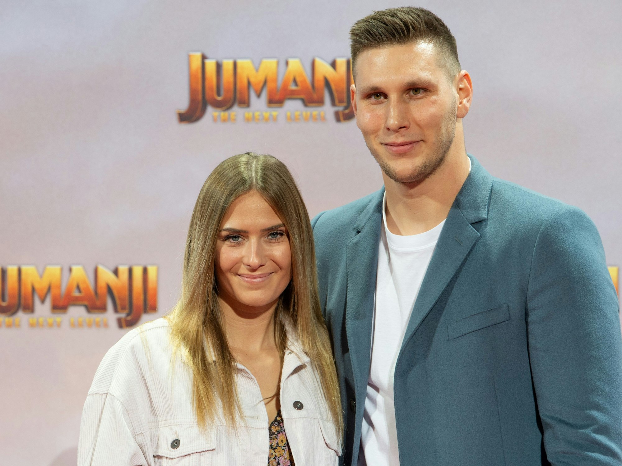 Niklas Süle mit seiner Freundin Melissa Halter bei der deutschen Filmpremiere von Jumanji: The Next Level.