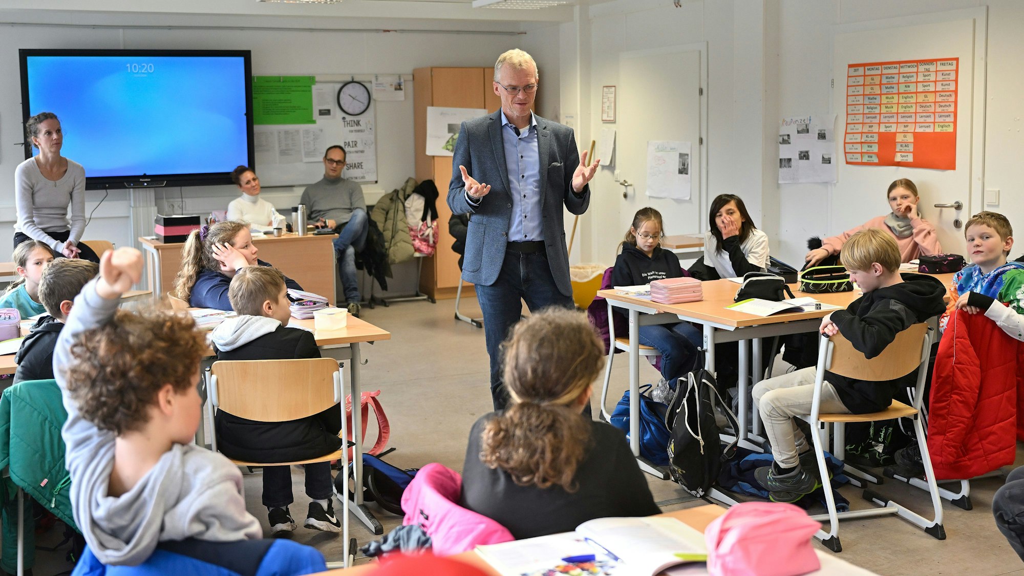 Das Foto zeigt Bürgermeister Frank Stein zu Besuch beim Friedenstag an der Paffrather Gesamtschule. Stein diskutiert mit Schülern.