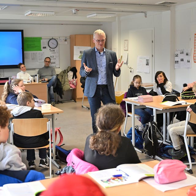Das Foto zeigt Bürgermeister Frank Stein zu Besuch beim Friedenstag an der Paffrather Gesamtschule. Stein diskutiert mit Schülern.