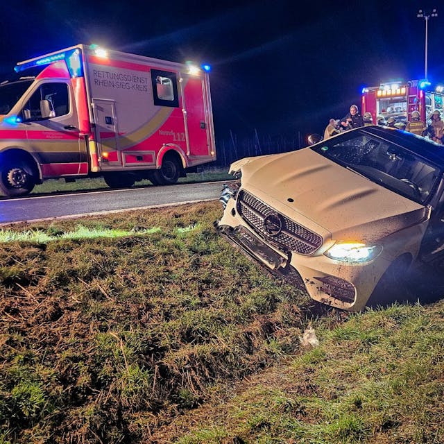 Rettungskräfte an der Unfallstelle in Wachtberg. Der 35-Jährige war mit seinem Mercedes von der Fahrbahn abgekommen.