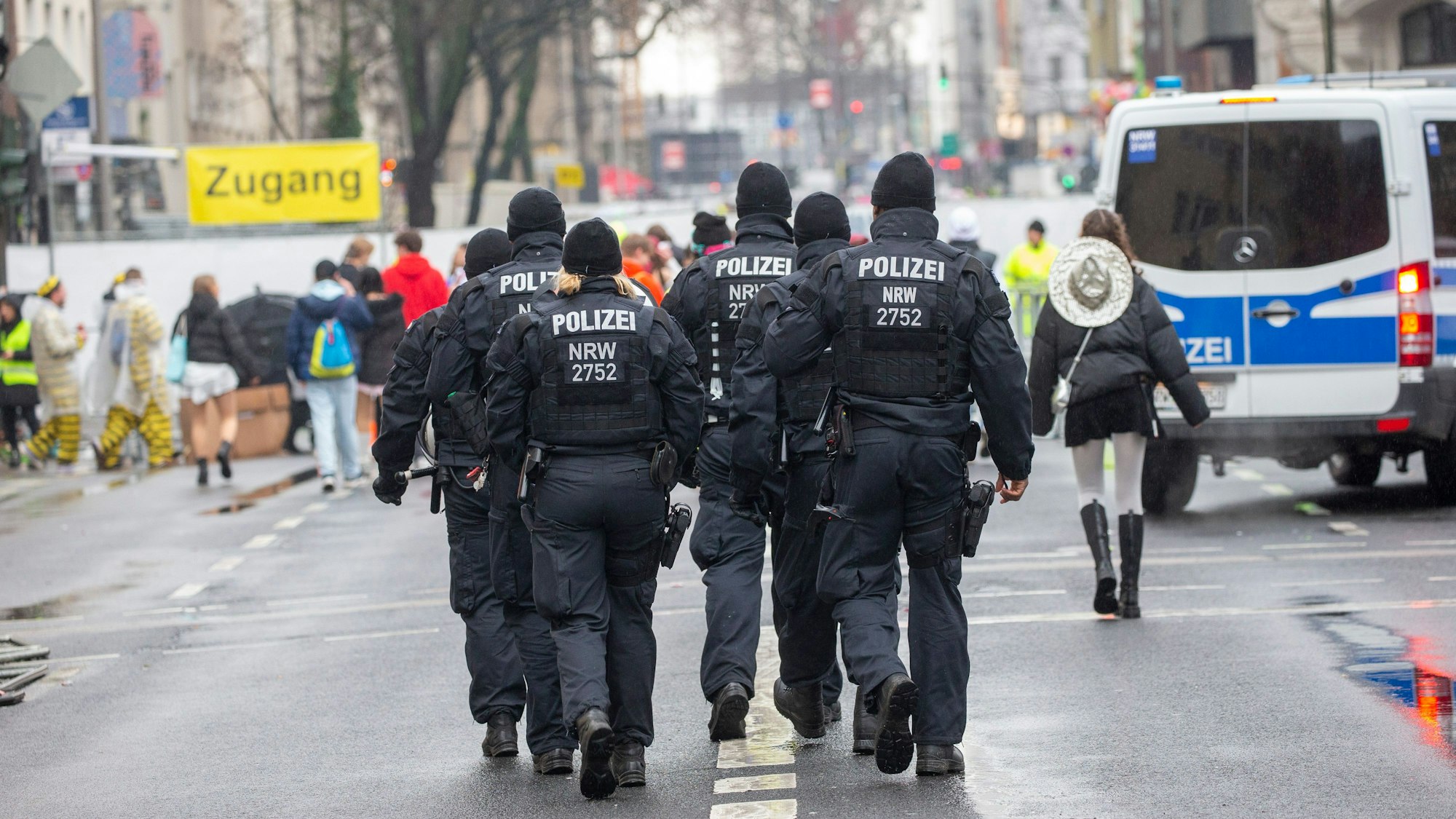 Die Zülpicher Straße im Blick: Polizisten im Einsatz.