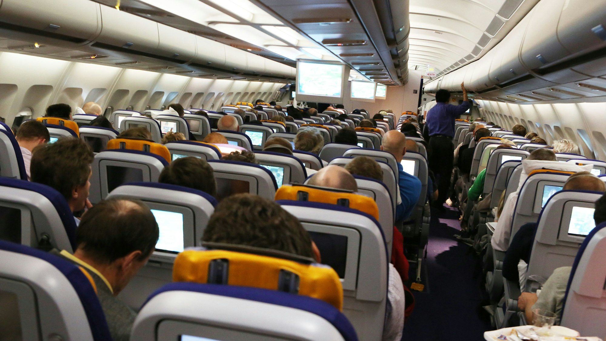 Reisende sitzen in unserem Symbolbild (2012) in der Kabine einer Maschine der Lufthansa.