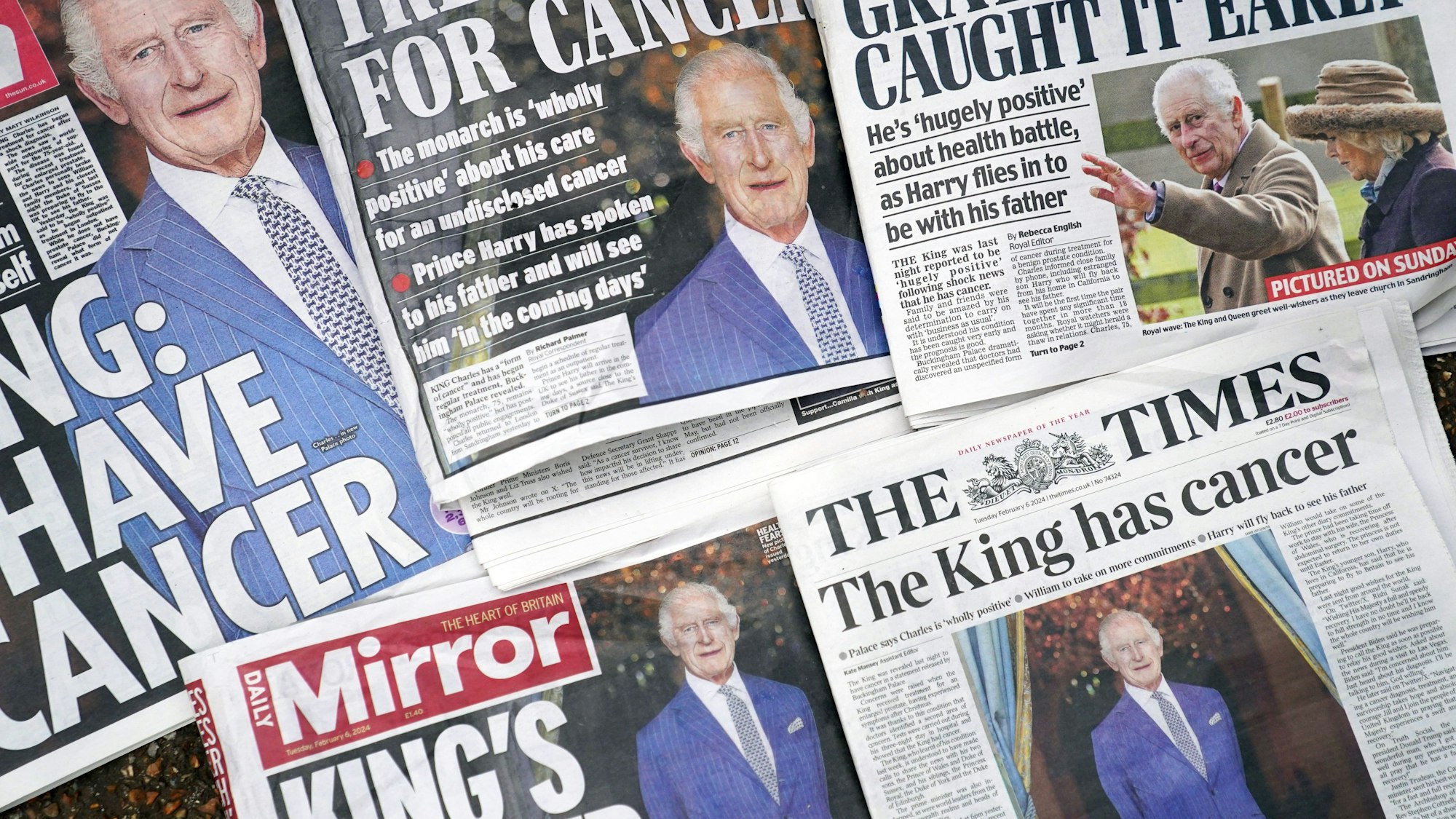Die Titelseiten der britischen Zeitungen nach der Bekanntgabe der Krebsdiagnose von König Charles III. am Montagabend.