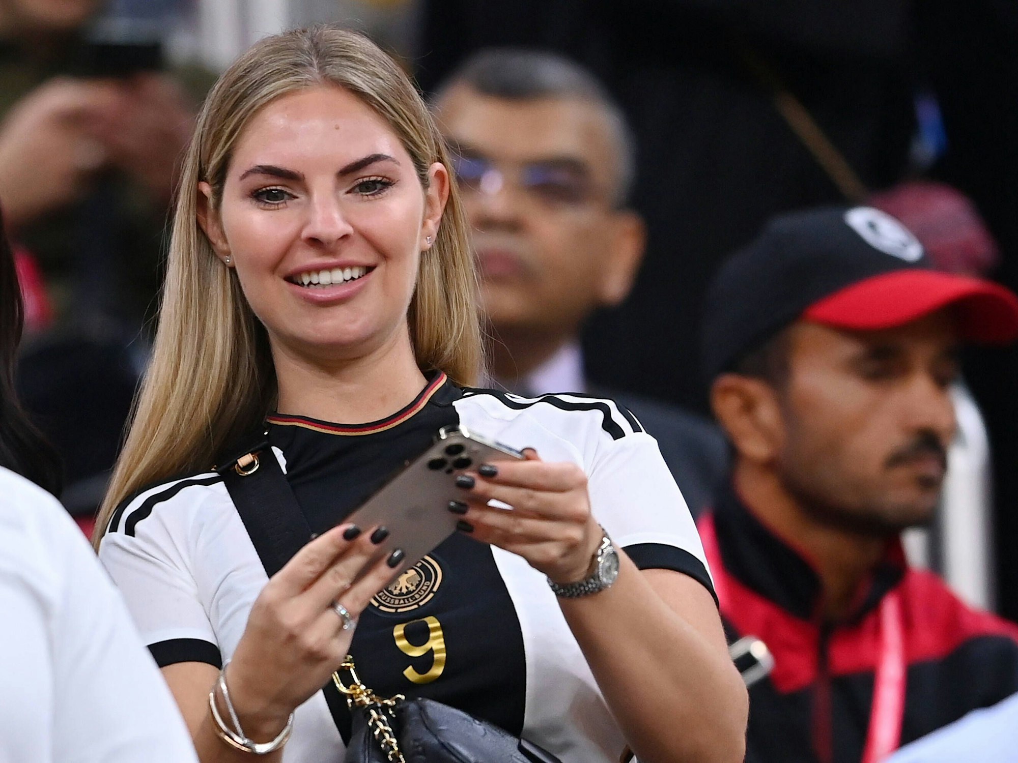 Lisa Füllkrug macht bei der Weltmeisterschaft 2022 ein Foto mit ihrem Handy.