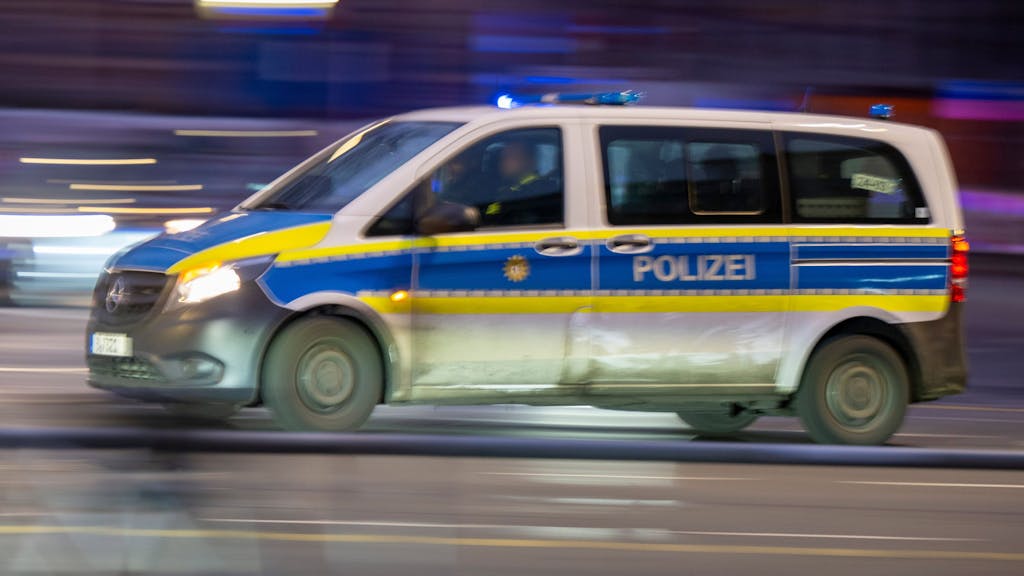 Ein Polizeiauto fährt mit Blaulicht zu einem Einsatz.