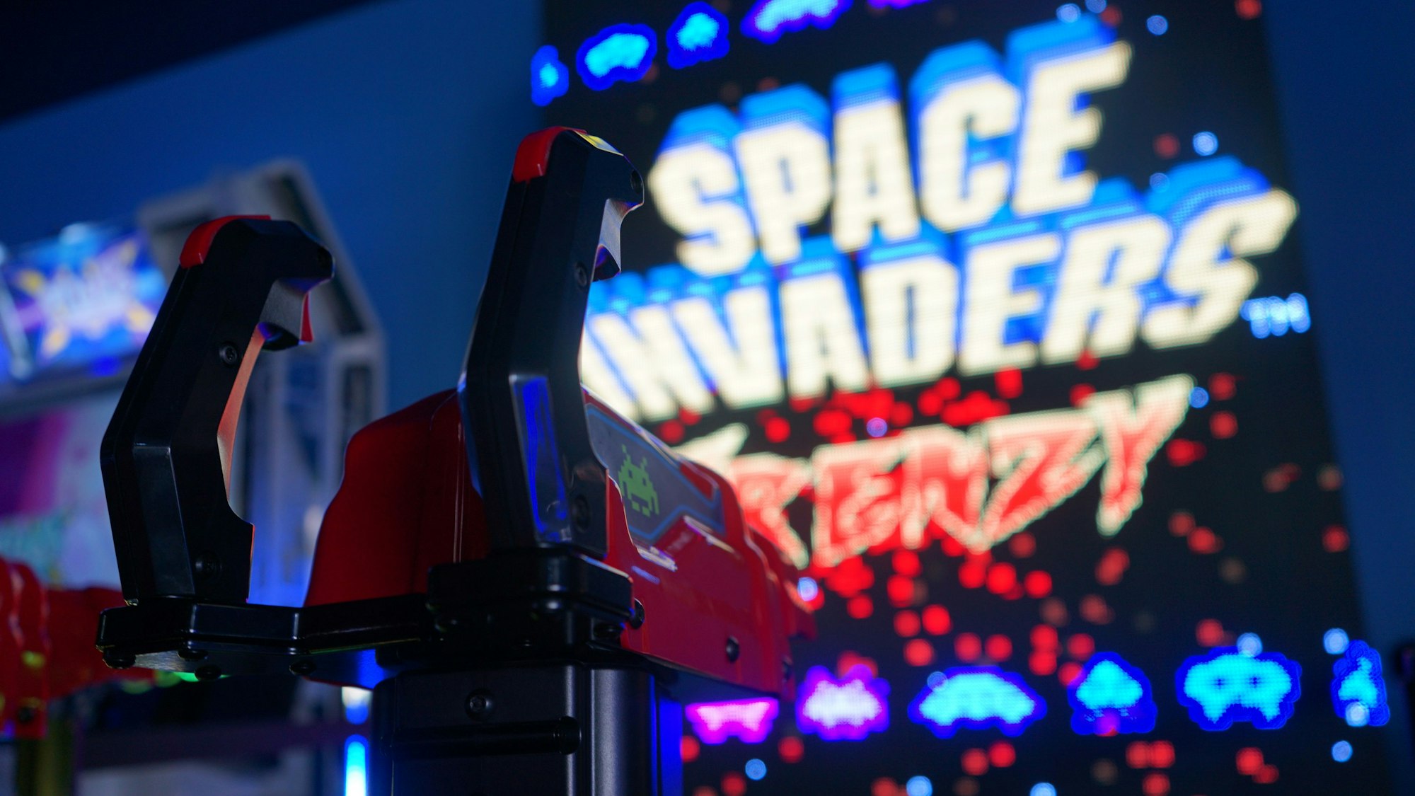 Ein Space-Invaders-Videospielautomat.