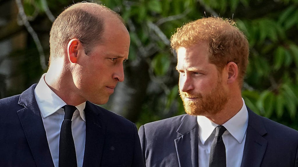 William (l), Prinz von Wales, und Prinz Harry, Herzog von Sussex, gehen nebeneinander, nachdem sie die Blumendekoration für die verstorbene Königin Elizabeth II. vor dem Schloss Windsor besucht haben.