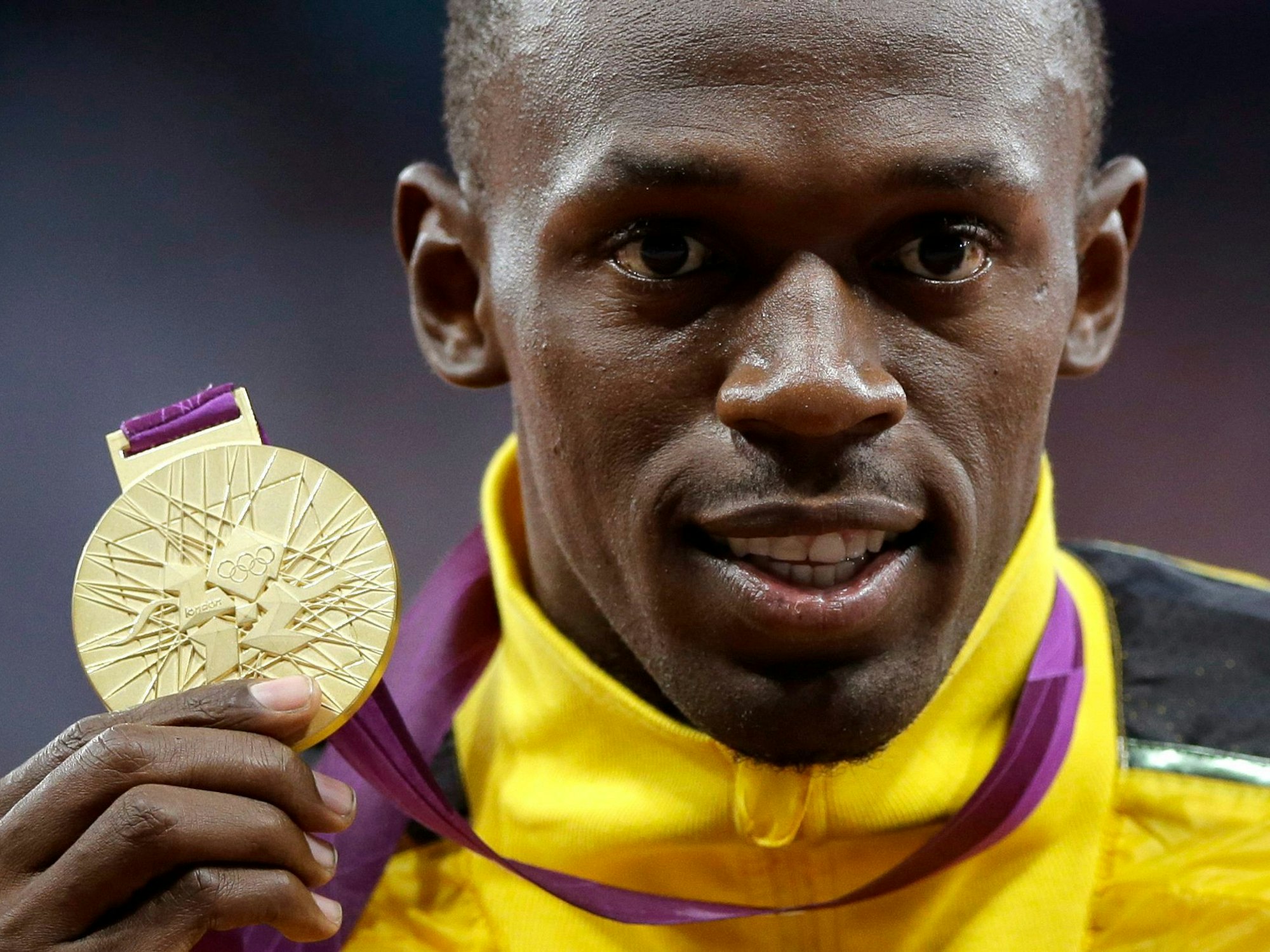 Usain Bolt mit einer olympischen Goldmedaille.