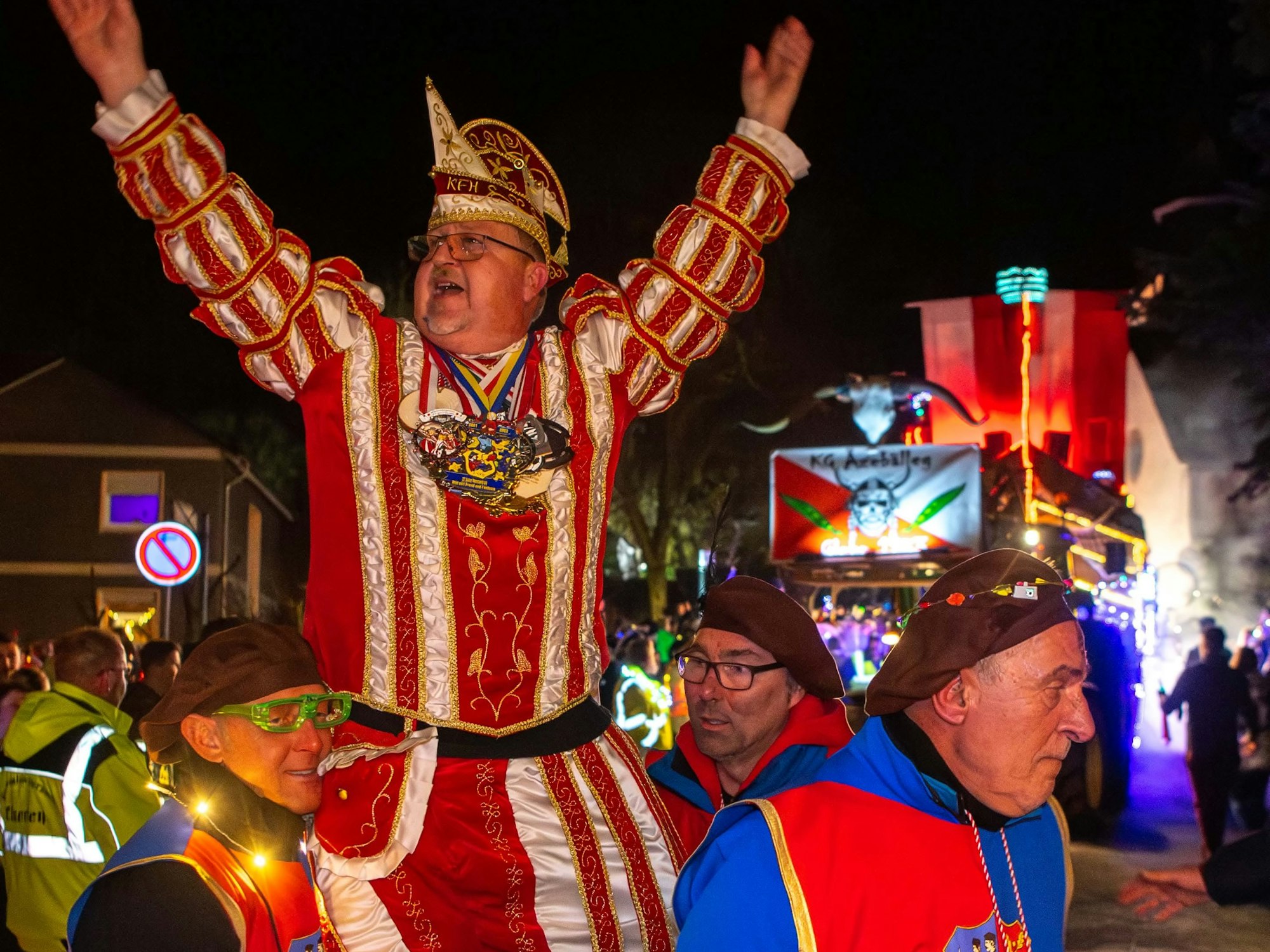 Der Karnevalsprinz von Holzheim feiert den Lichterzug in Eiserfey.