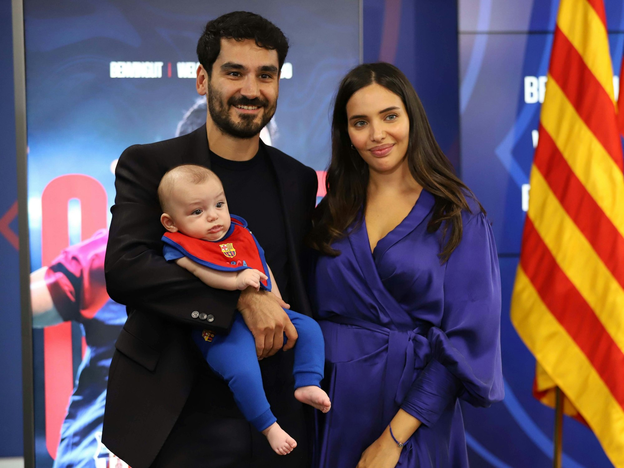 Ilkay Gündogan mit seinem Baby im Arm neben seiner Frau Sara bei seiner Vorstellung als neuer Spieler des FC Barcelona.