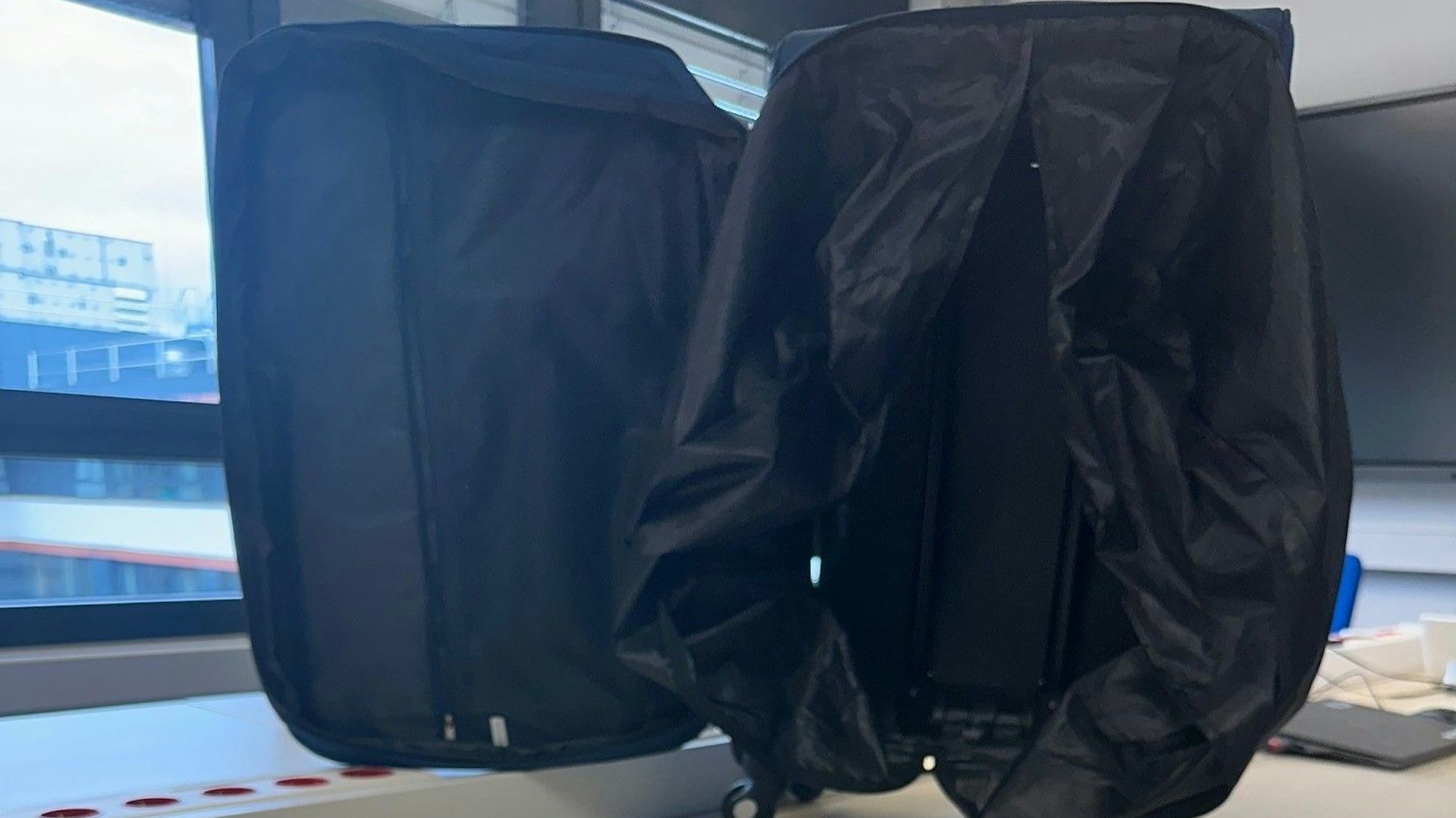 Ein vermeintlich leerer Koffer am Flughafen Köln/Bonn.