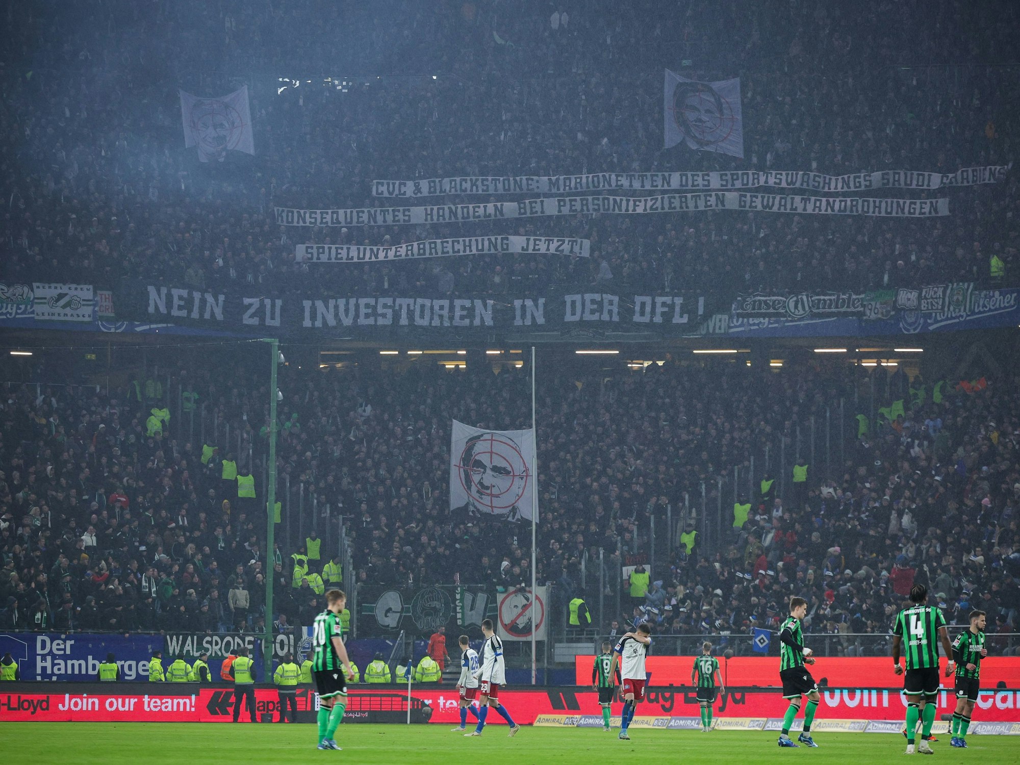 Bei einem Protest der Fans von Hannover 96 wird ein Banner mit der Aufschrift "Nein zu Investoren in der DFL!" gezeigt.