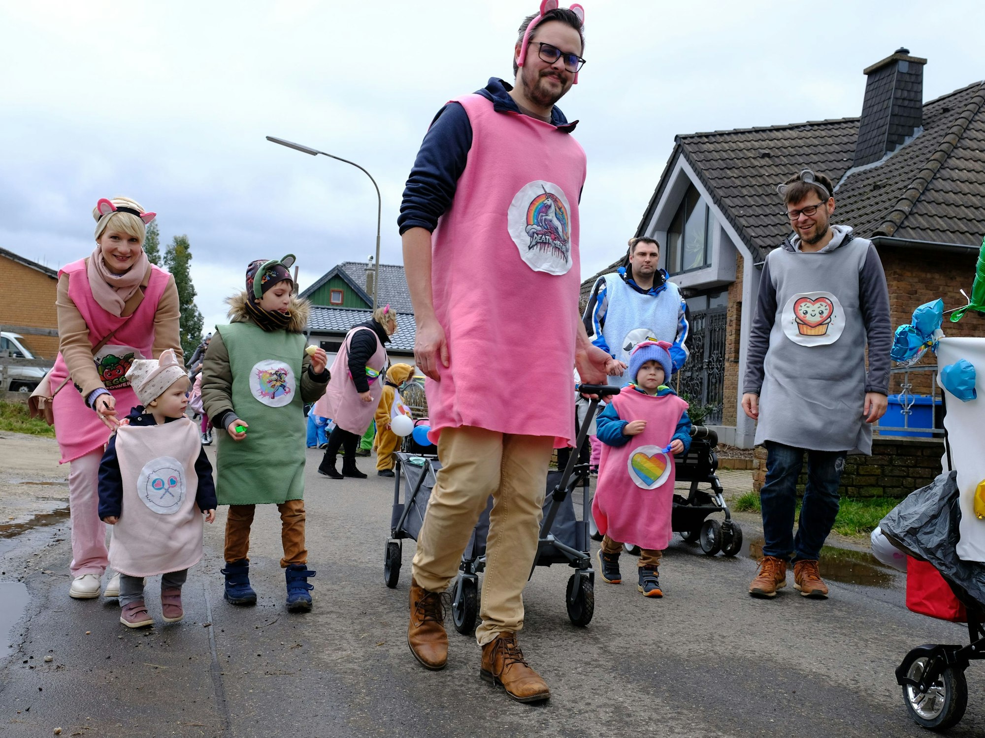 Kindergartenkinder, Geschwister, Eltern und Großeltern gehen gemeinsam kostümiert im Bergheimer Kinderzug mit.