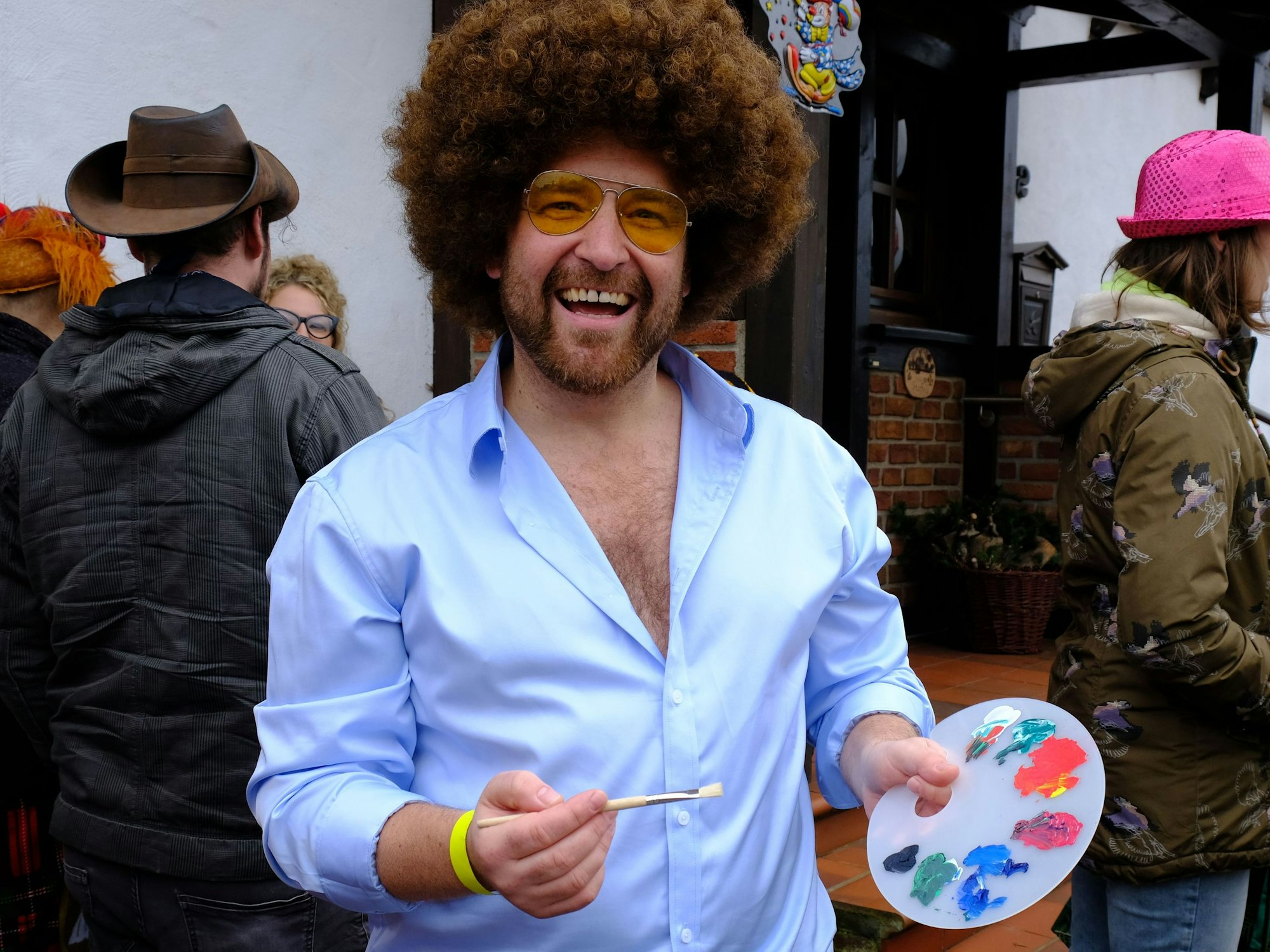 Ein Karnevalist hat sich in Bergheim als US-Fernsehmaler Bob Ross, den man sonst nur noch im Nachtprogramm der dritten Programme sieht.