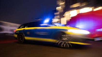 Auf dem Foto ist ein Polizeiwagen im Einsatz mit Blaulicht zu sehen.