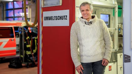 Volker Ruster lehnt am Eingang des Umweltschutz-Containers der Kölner Berufsfeuerwehr