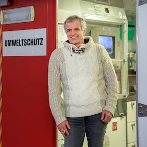 Volker Ruster lehnt am Eingang des Umweltschutz-Containers der Kölner Berufsfeuerwehr