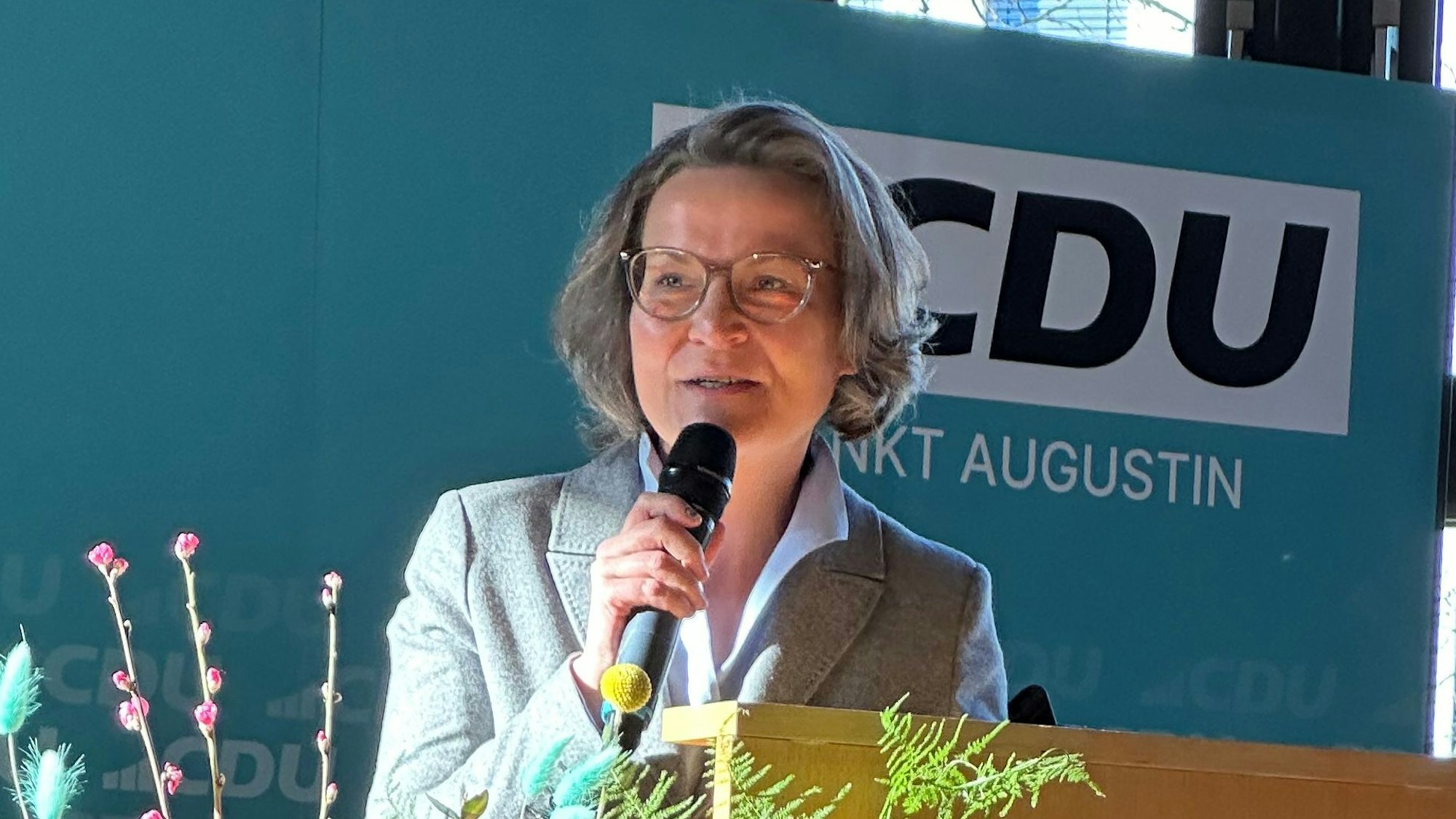 NRW-Kommunalministerin Ina Scharrenbach steht bei einer Veranstaltung der CDU Sankt Augustin am Rednerpult.