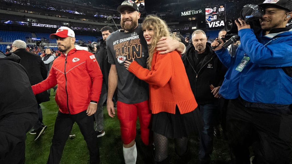 Taylor Swift gratuliert ihrem Freund Travis Kelce zum Einzug in den Super Bowl.