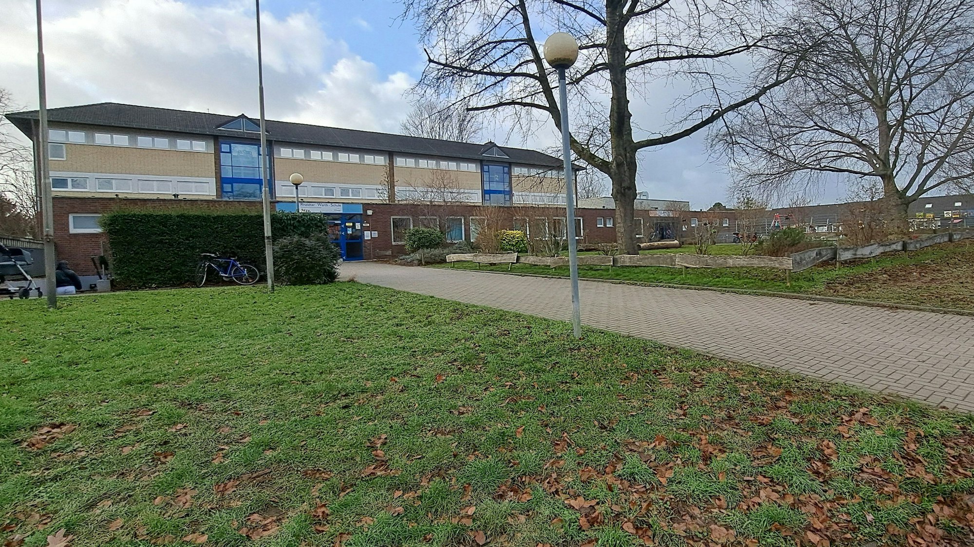Vor dem Schulgebäude der Rheidter-Werth-Grundschule befindet sich eine Wiese, die als Standort eines Wohnheims für Geflüchtete infrage kommen könnte.
