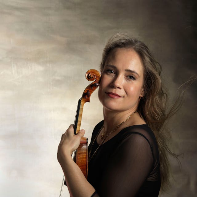 Leila Josefowicz kuschelt mit ihrer Geige.