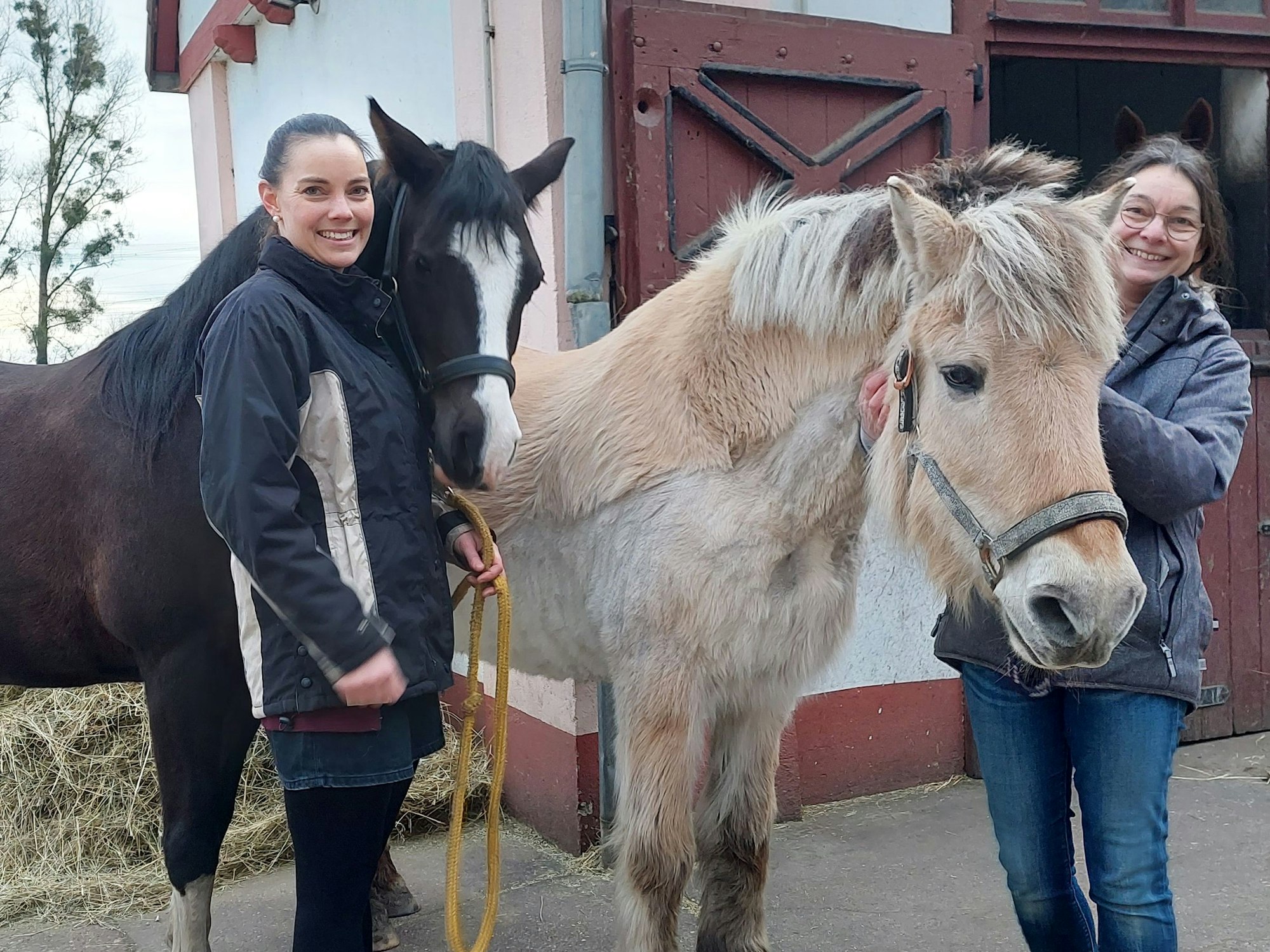 Das Bild zeigt Katharina Frorath mit ihrer Mutter bei den Ponys.