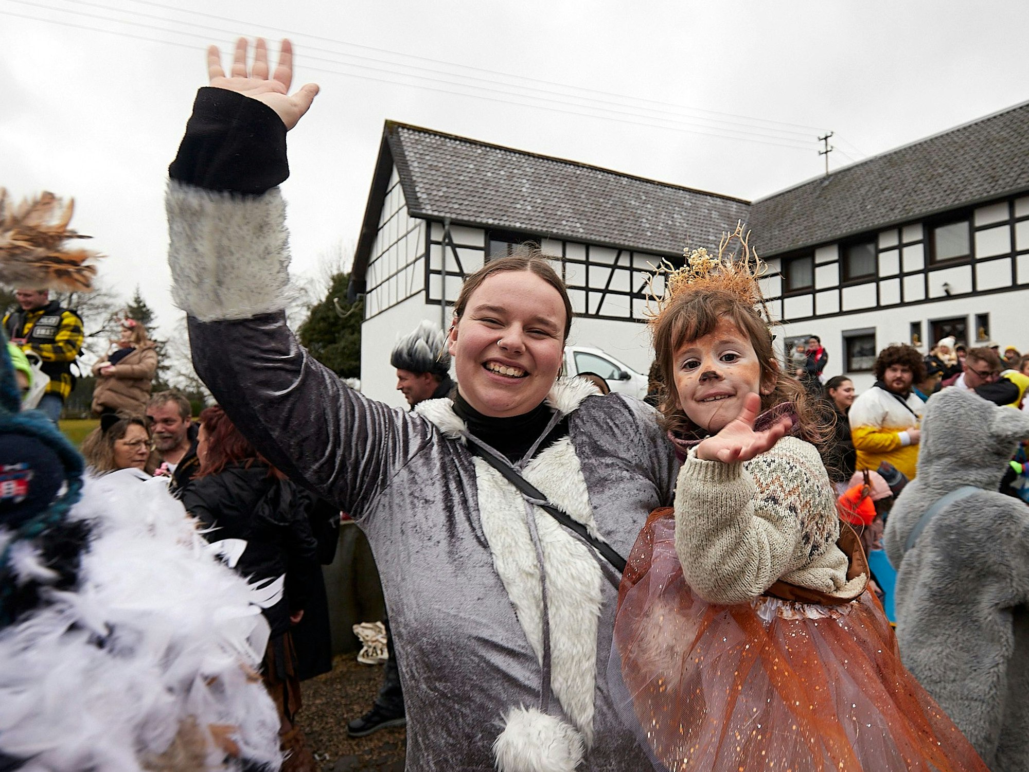 Schon die Jüngsten aus dem Waldorf-Waldkindergarten in Ettelscheid wissen, wie Karneval gefeiert wird.