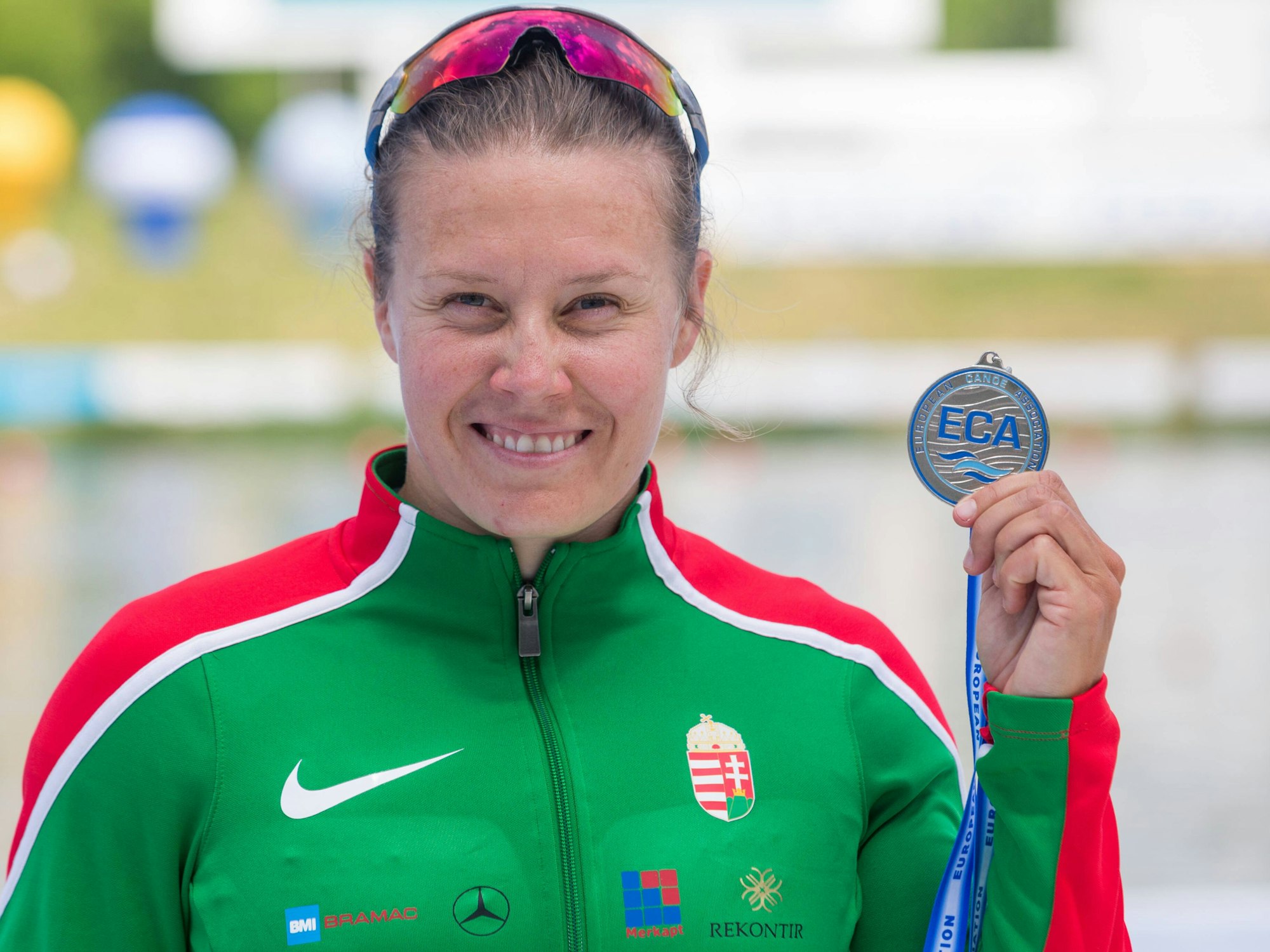 Danuta Kozak hält eine Medaille in die Kamera