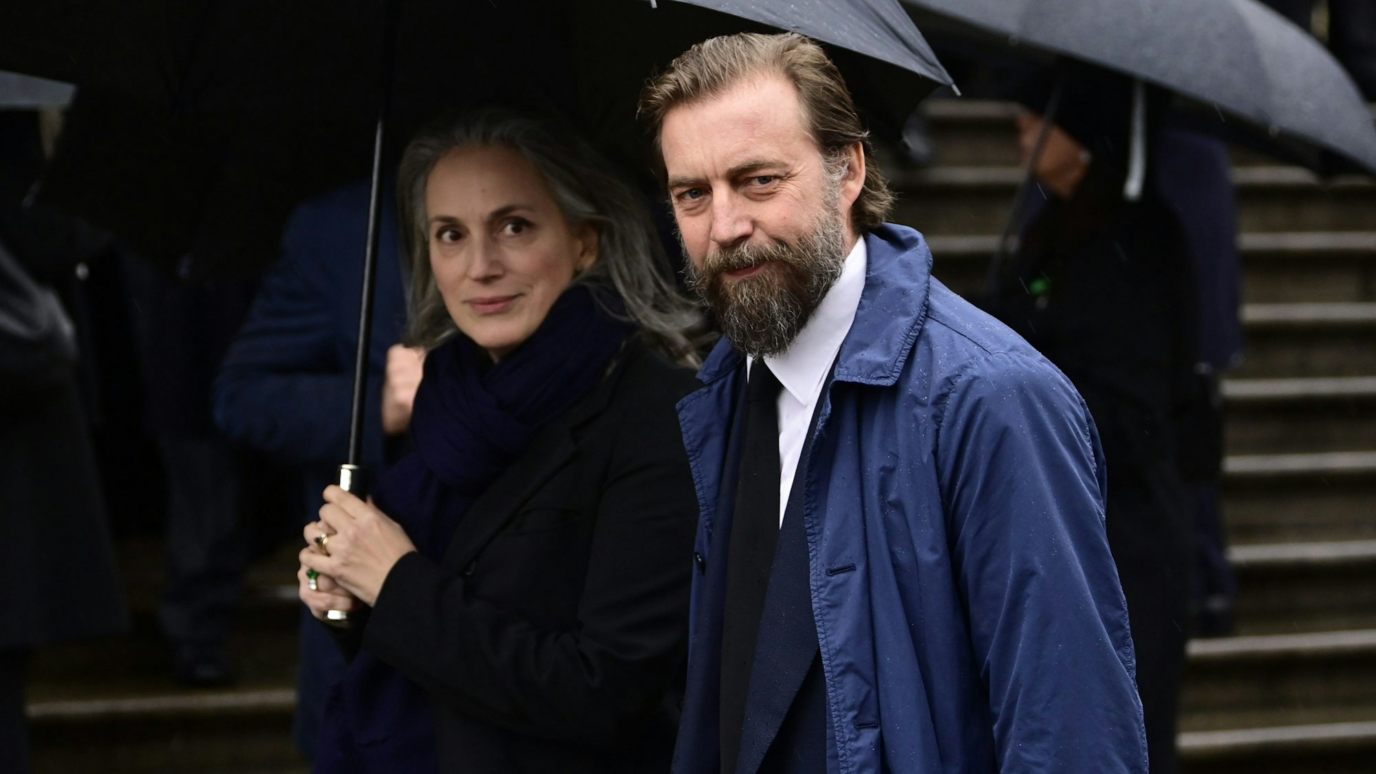 Prinz Aimone und Prinzessin Olga von Savoyen-Aosta nehmen an der Beerdigung teil.