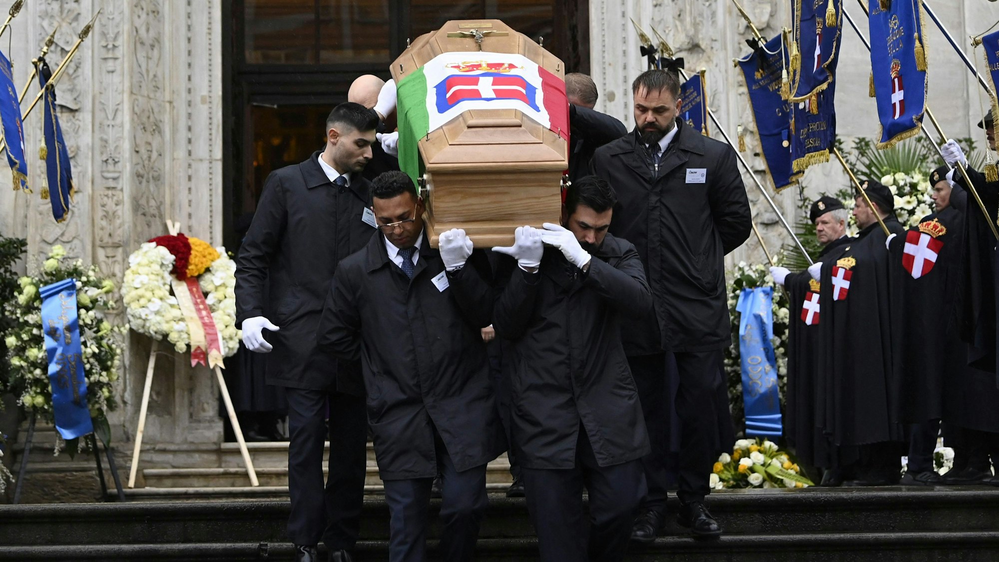 Der Sarg von Victor Emanuel von Savoyen wird nach der Trauerfeier in Turin aus dem Dom getragen.