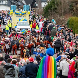 Eine Straße, voll mit Jecken. Ein Karnevalszug zieht durch den Ortskern in Hartegasse in Lindlar.
