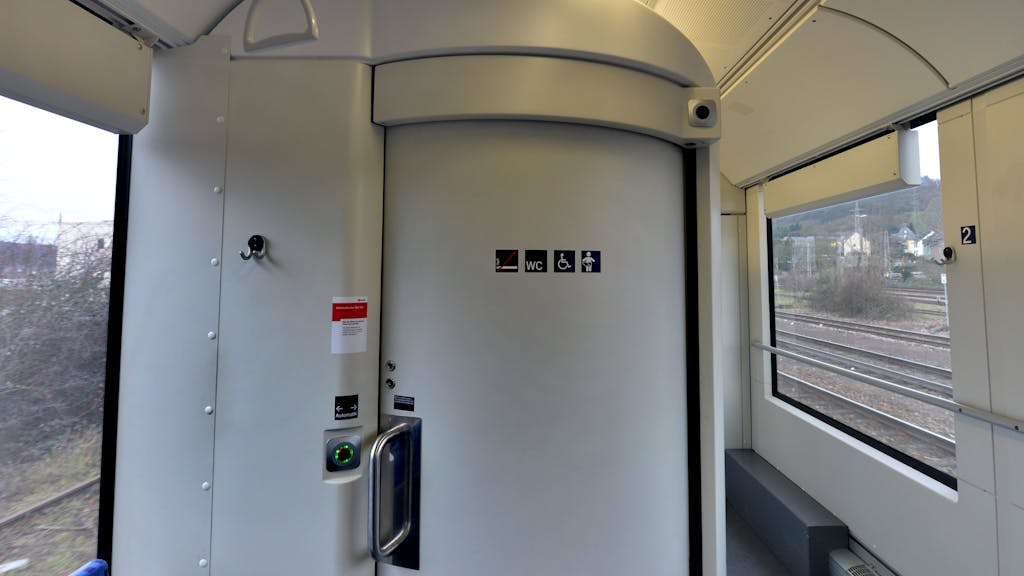 Eine geschlossene Zugtoilette in der Regionalbahn von Köln nach Trier