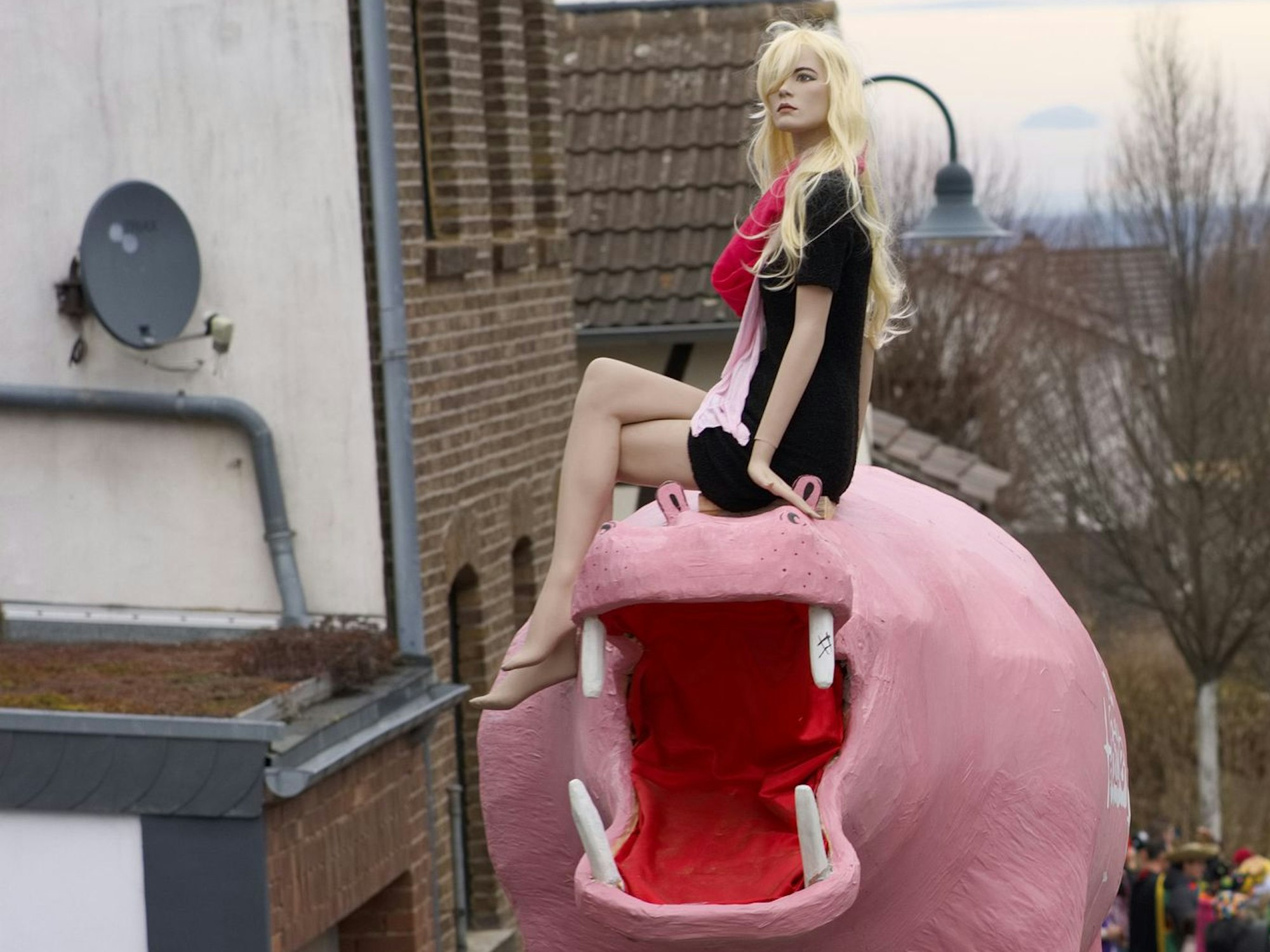 Mit ihrer Barbie-Safari beteiligten sich die Stotzheimer am Karnevalszug in Billig. Karneval bringt Dörfer zusammen.