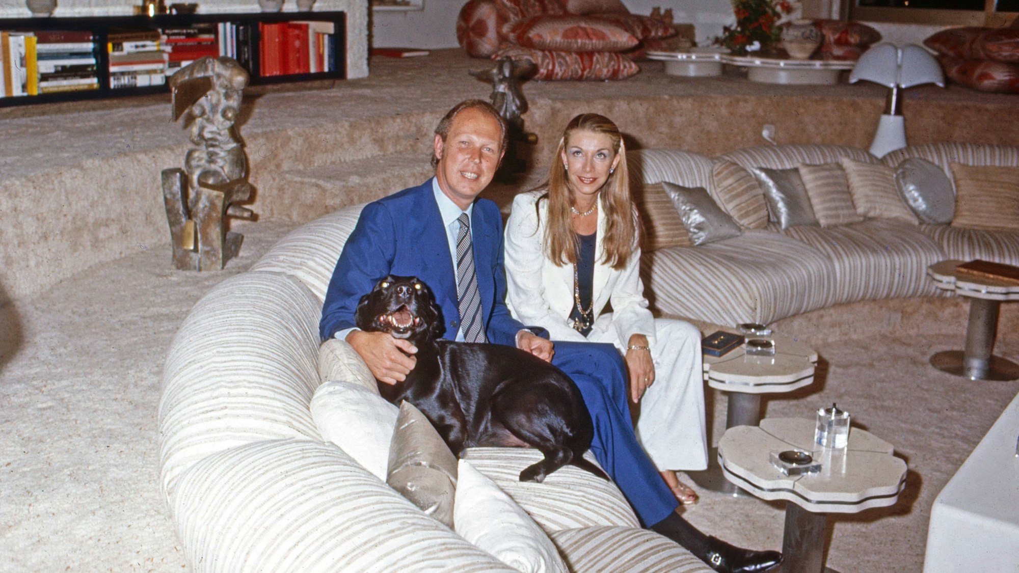Kronprinz Victor Emanuel mit Marina Ricolfi Doria und ihrem Hund.