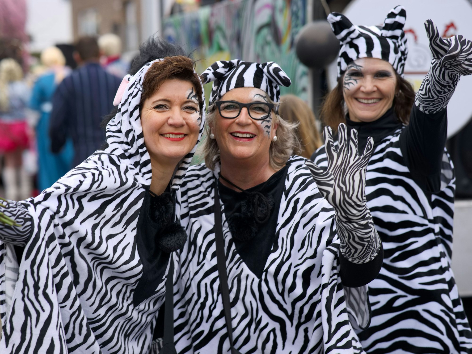Die Frauengruppe „Klotze“ war in diesem Jahr in Zebrakostümen und Wagen im Zug dabei. Mit karnevalistischer Herzlichkeit überreichten sie ihre Blümchen.