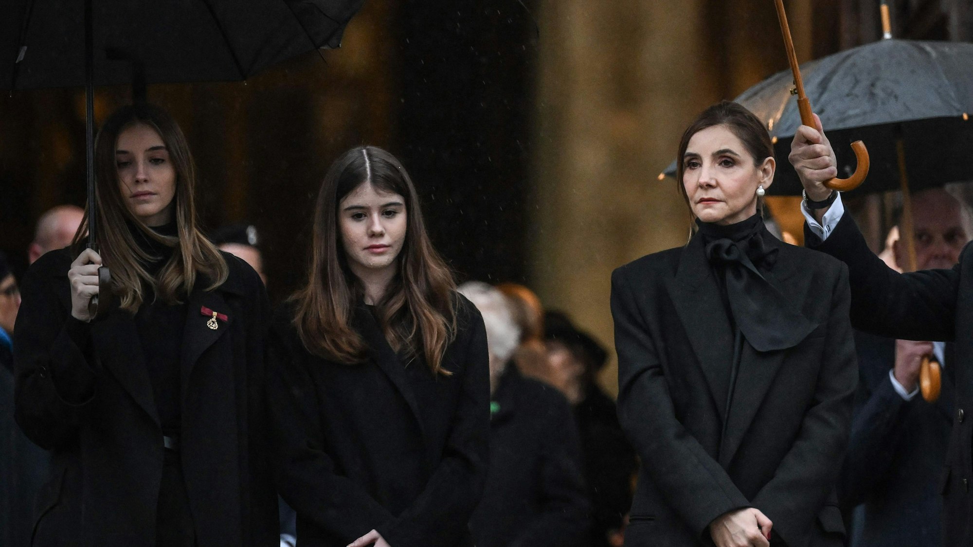 Prinzessin Clotilde Courau von Savoyen (r) und ihre Töchter Prinzessin Vittoria von Savoyen (l) und Luisa von Savoyen (m) verlassen die Kathedrale nach der Trauerfeier.