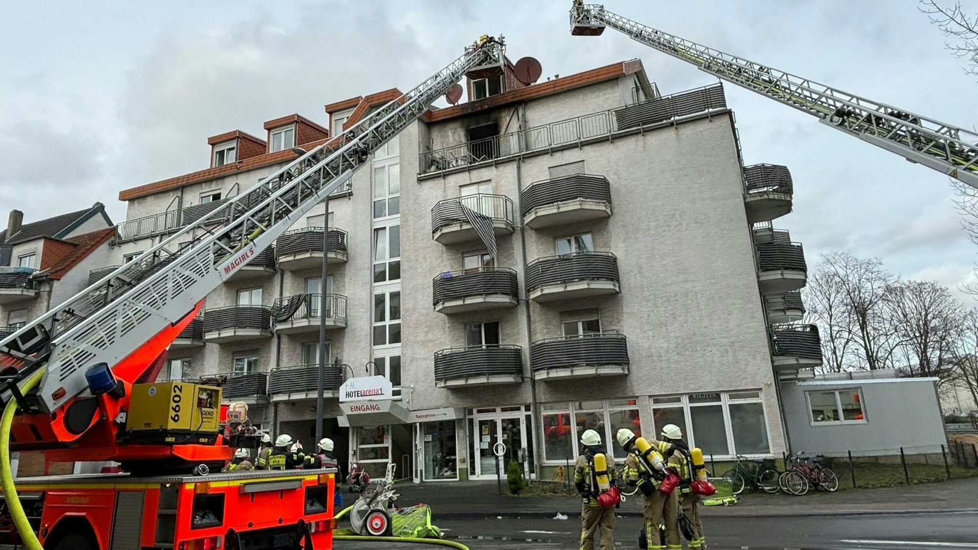 Einsatzkräfte der Feuerwehr bei einem Gebäudebrand auf der Solinger Straße in Köln-Kalk.