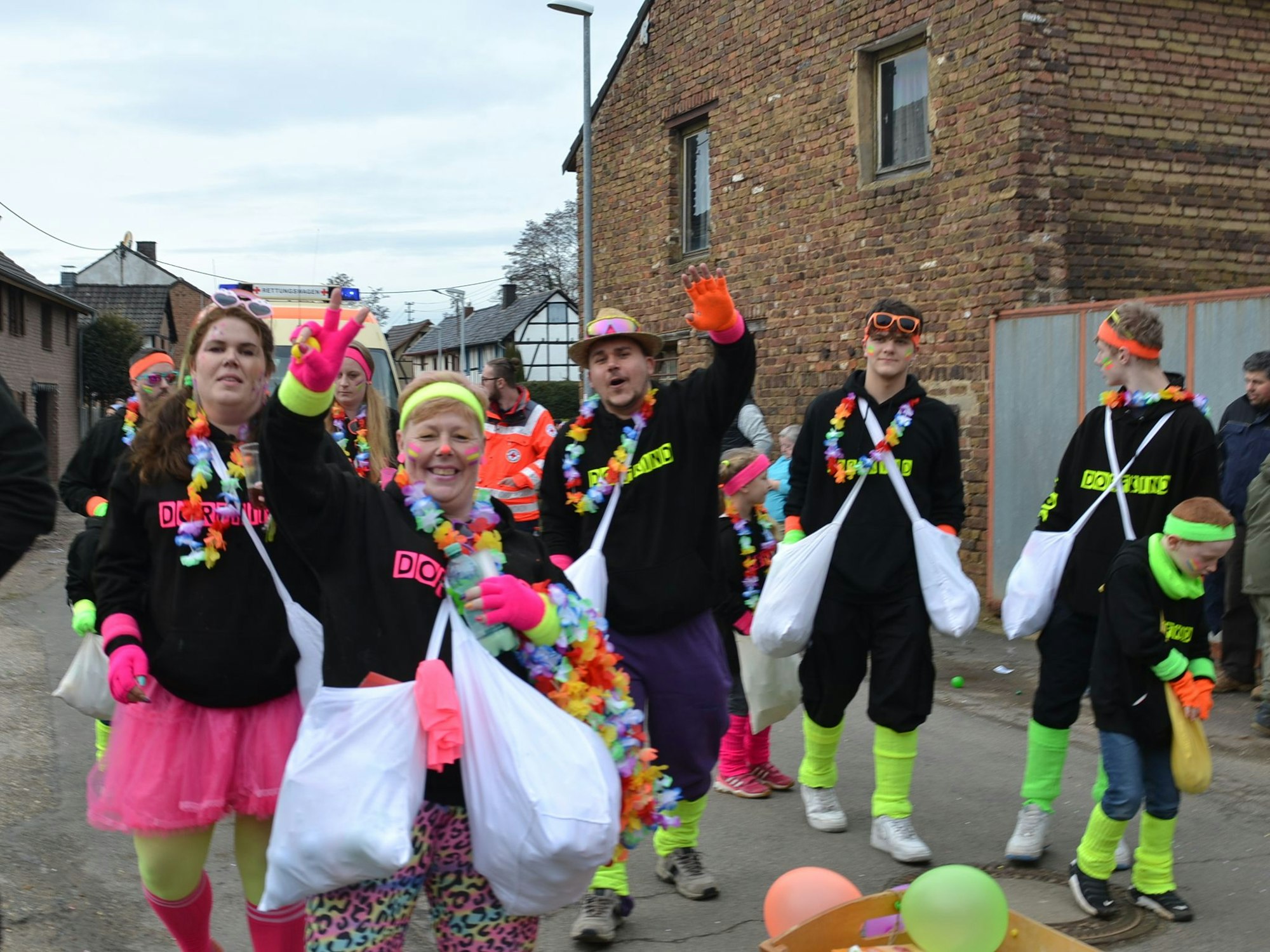 Neu beim Frauenberger Karnevalszug ließen die „Dorfkinder“ das liebgewonnene Brauchtum hochleben.