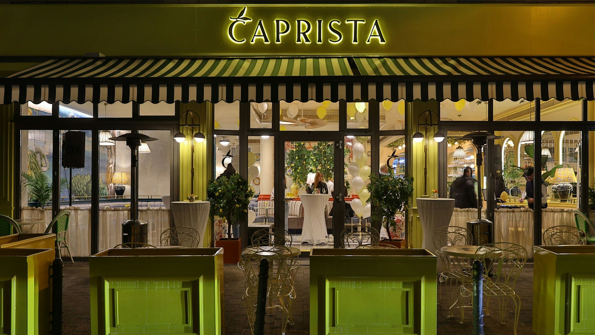 Neueröffnung des Café Caprista - ein Foto von außen.