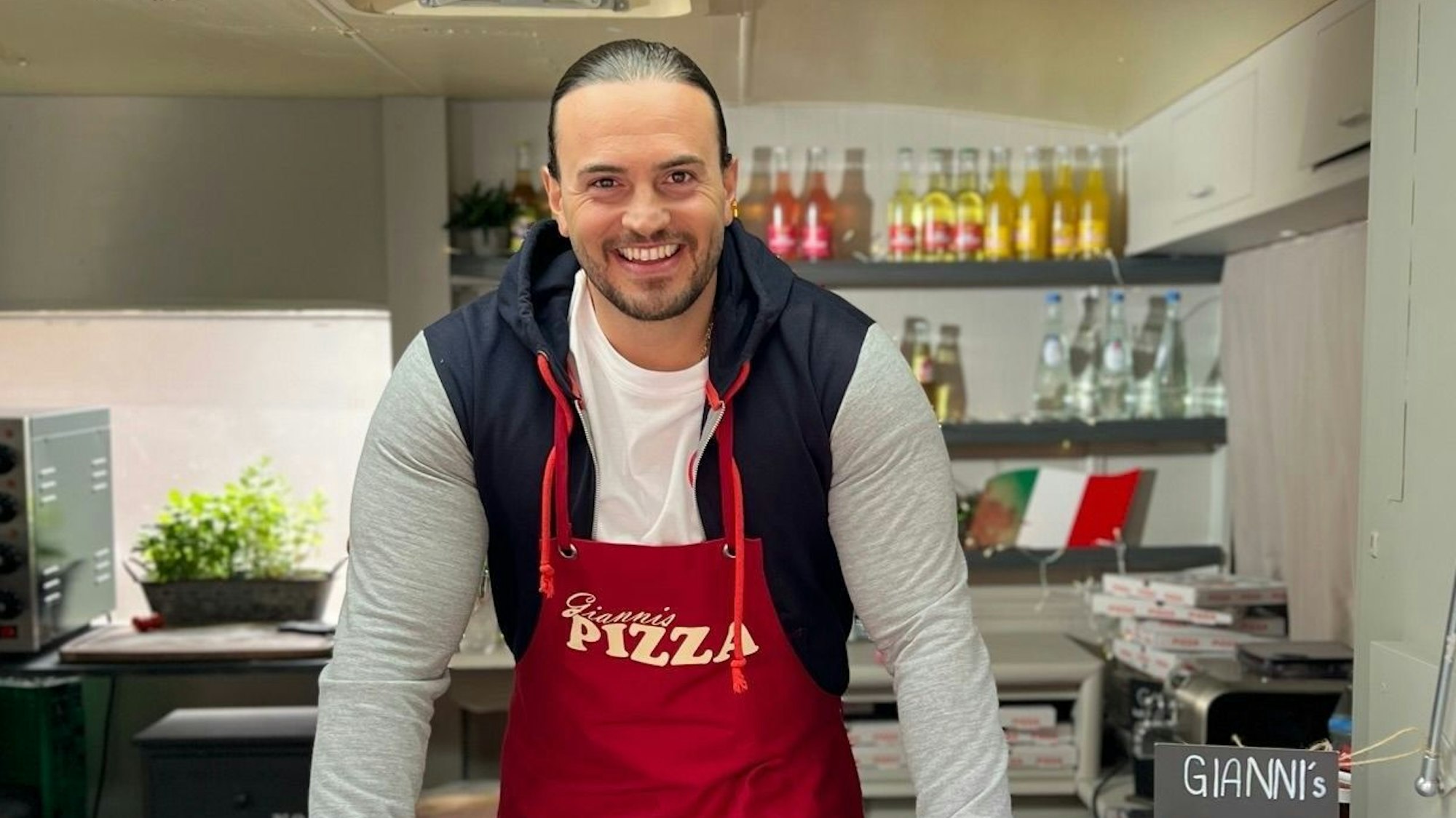Stefano Ligurio ist hier in der Rolle des italienischen Pizzabäckers Gianni Aurino zu sehen.