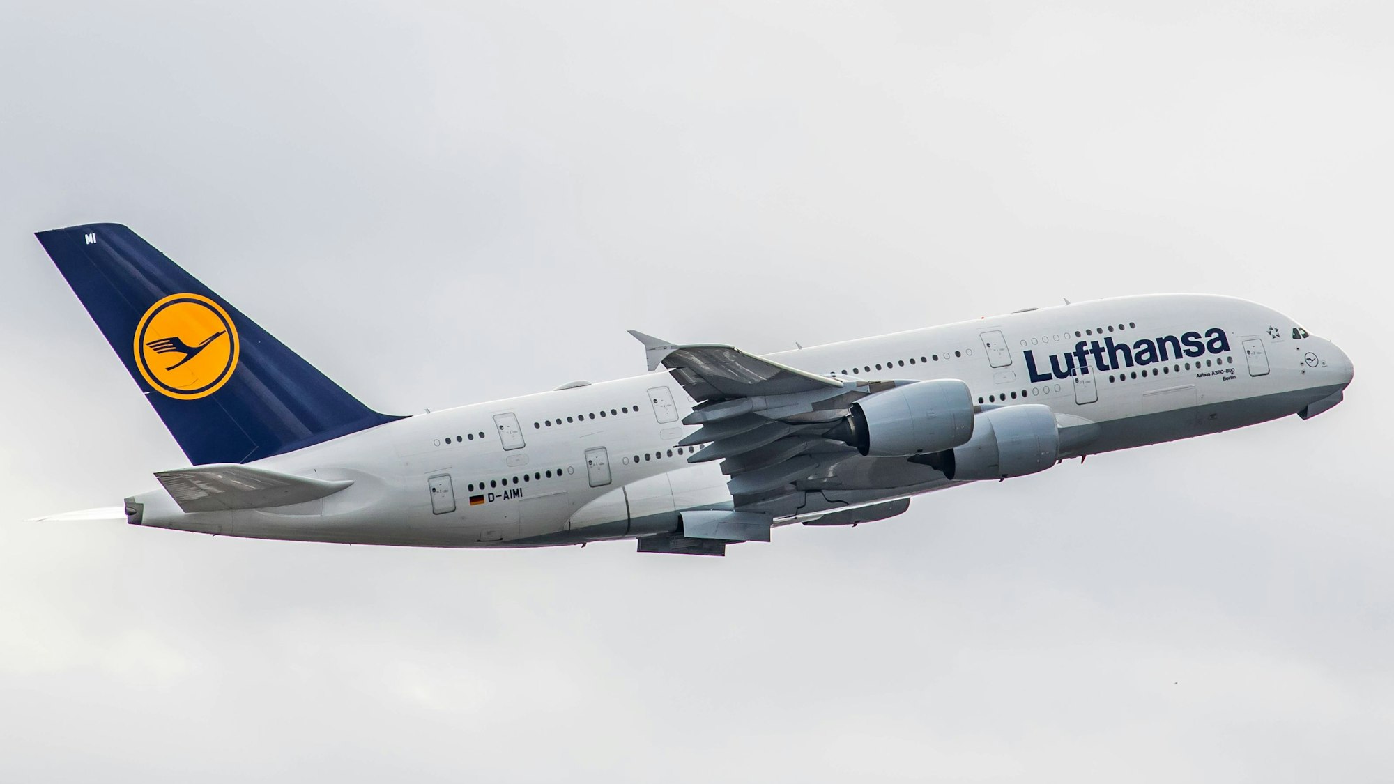 Ein Airbus A380 der deutschen Fluggesellschaft Lufthansa im Steigflug kurz nach dem Start. (Symbolbild)